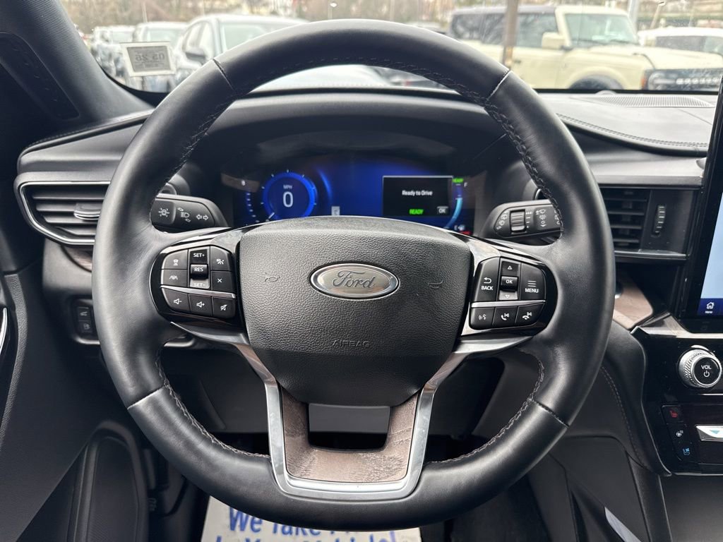 Used 2023 Ford Explorer Platinum w/ Technology Package image 12
