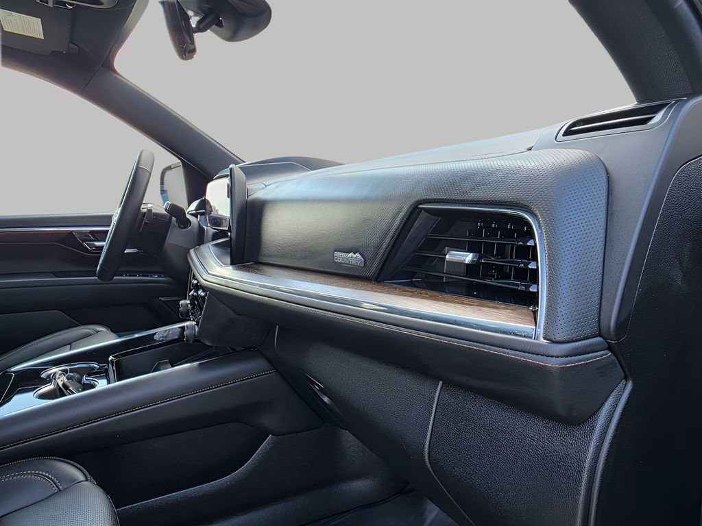 Used 2025 Chevrolet Suburban High Country image 17