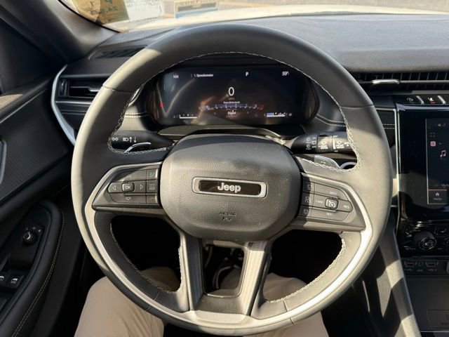 Used 2024 Jeep Grand Cherokee Altitude image 12