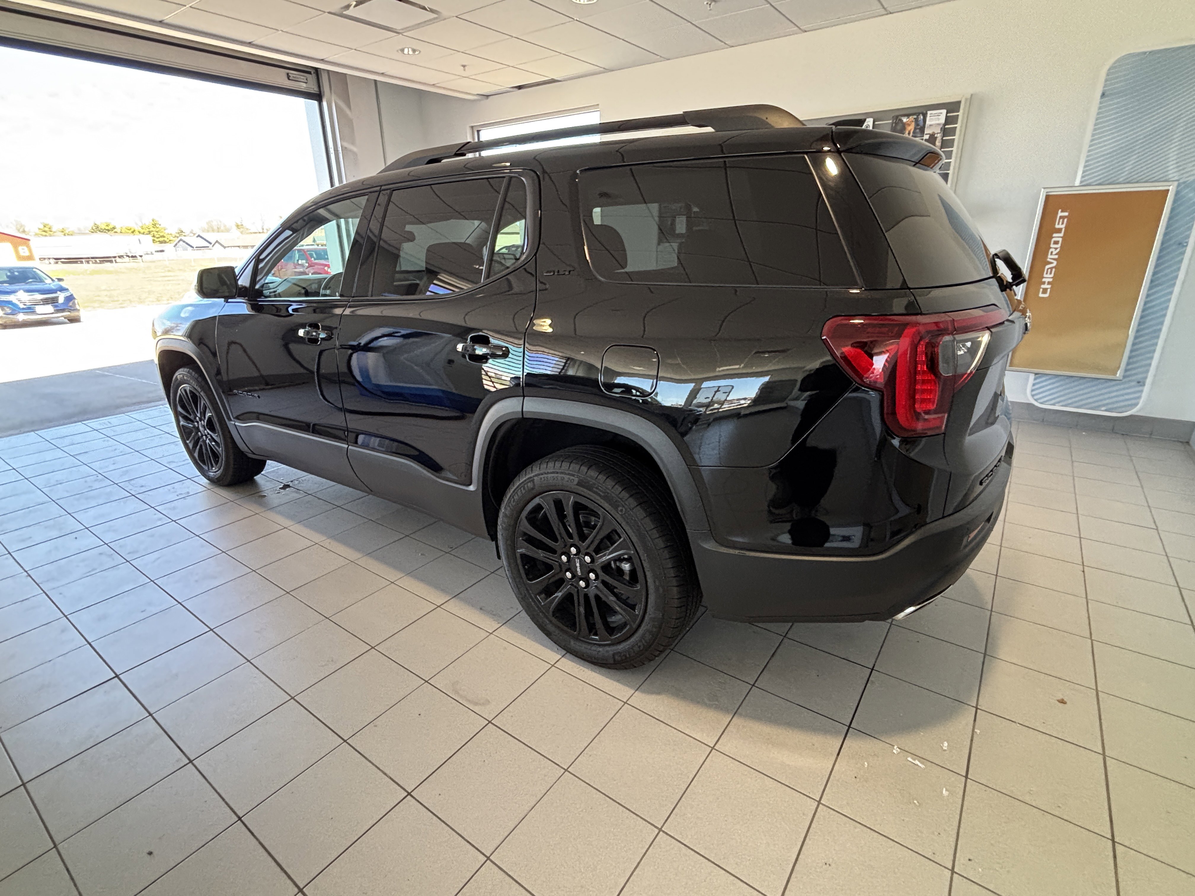 Used 2023 GMC Acadia SLT w/ Elevation Edition FWD image 3