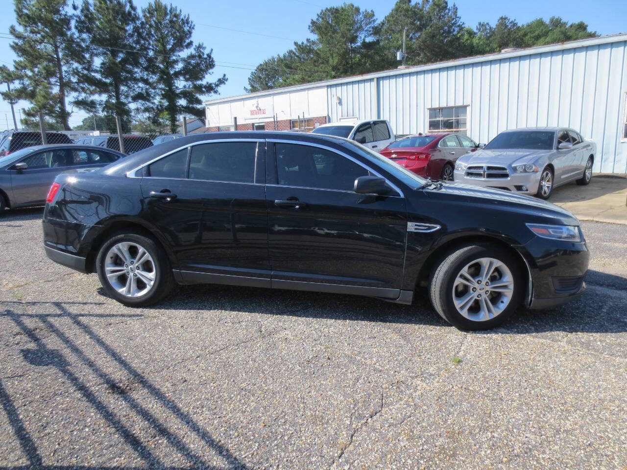 Used 2018 Ford Taurus SE FWD image 2