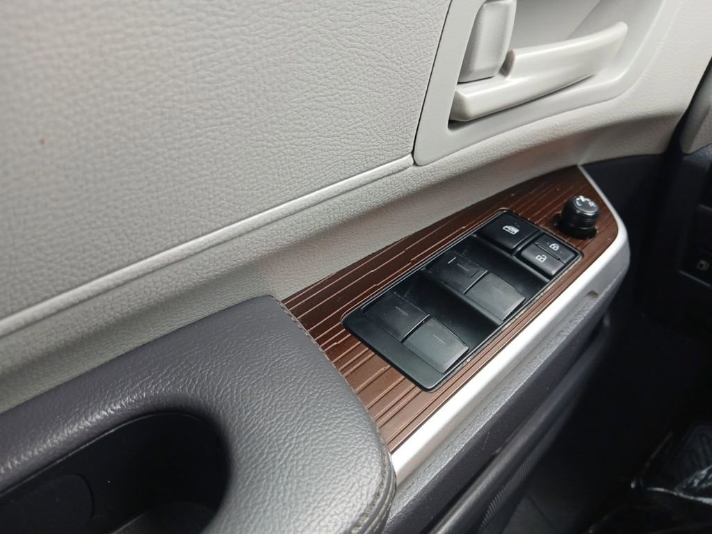 Used 2021 Toyota Sienna LE FWD image 19