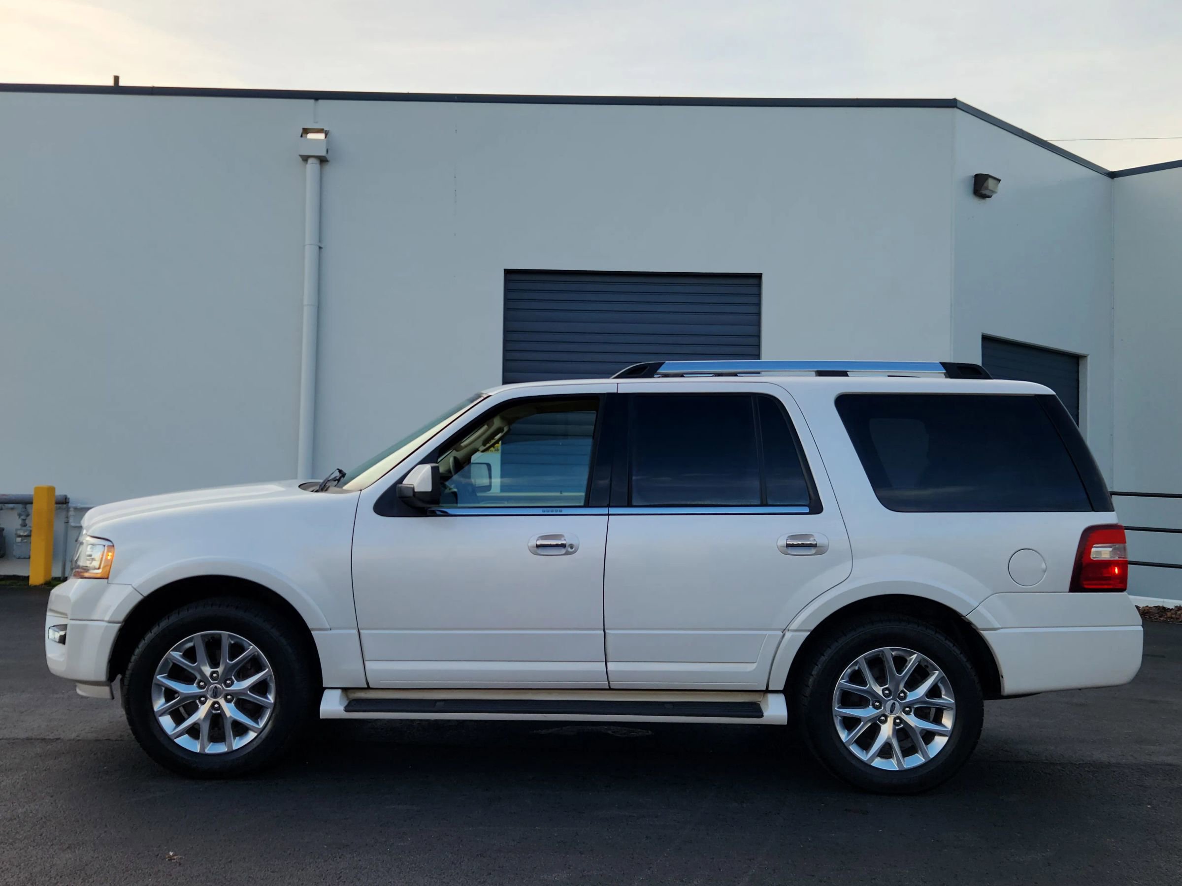 Used 2017 Ford Expedition Limited image 2