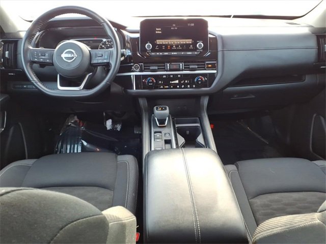 Used 2024 Nissan Pathfinder SV image 13