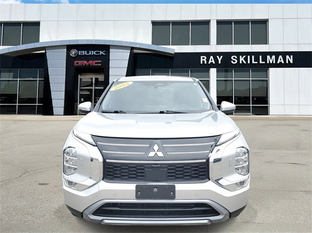 Used 2025 Mitsubishi Outlander SE image 2