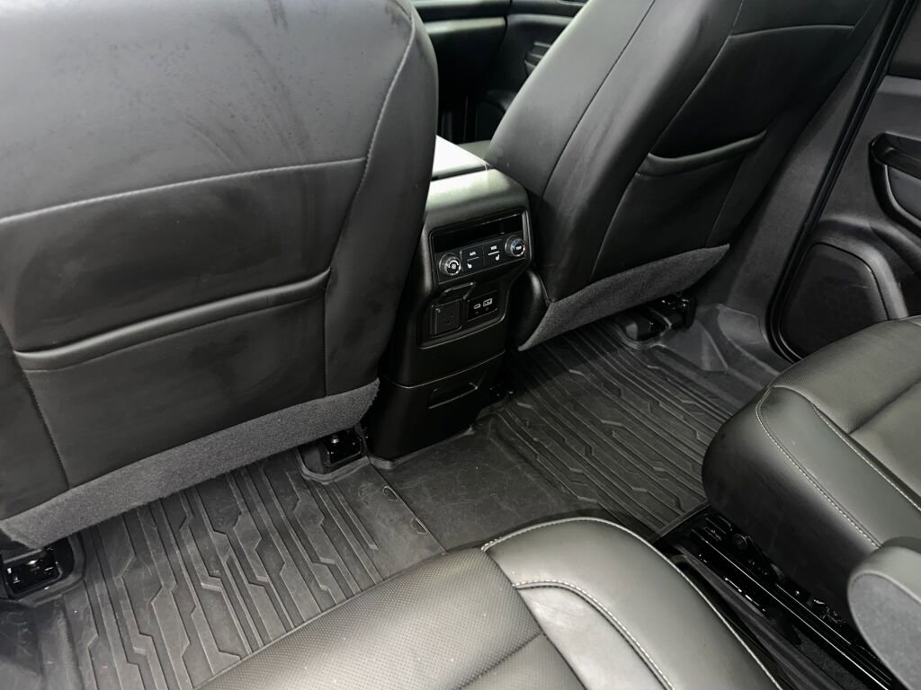 Certified 2023 GMC Acadia SLT w/ Preferred Package image 23