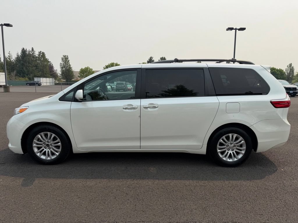 Used 2015 Toyota Sienna XLE w/ XLE Navigation Package FWD image 5
