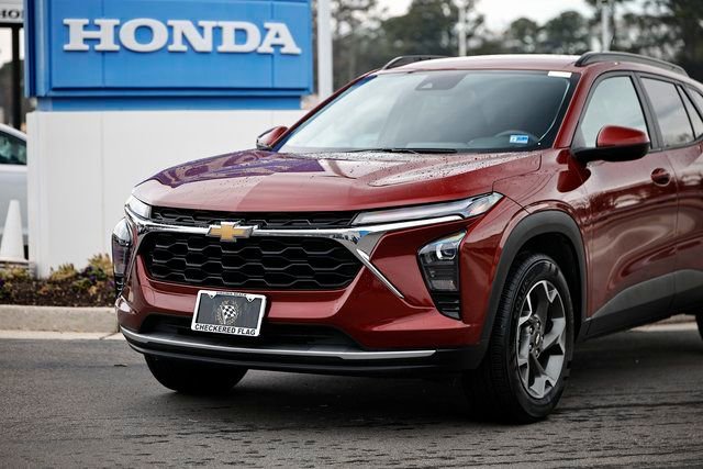 Used 2025 Chevrolet Trax LT image 2