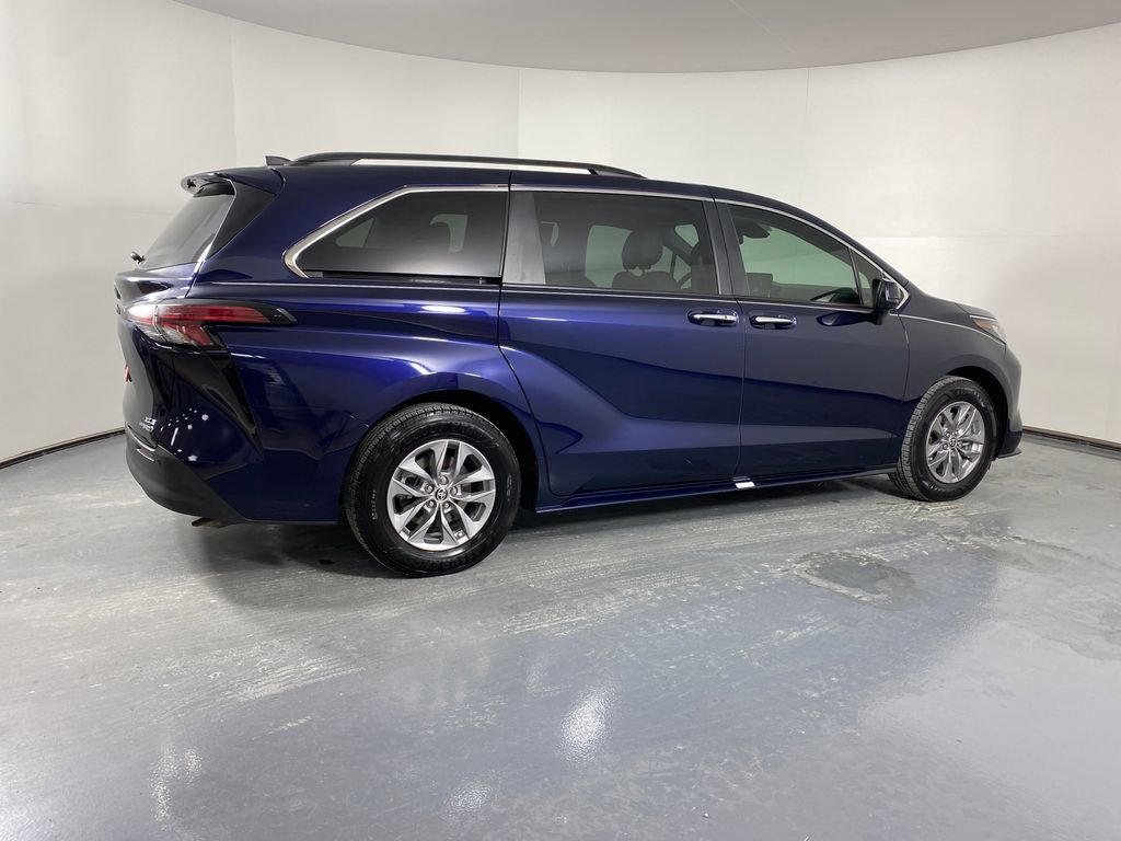 Certified 2022 Toyota Sienna XLE image 6