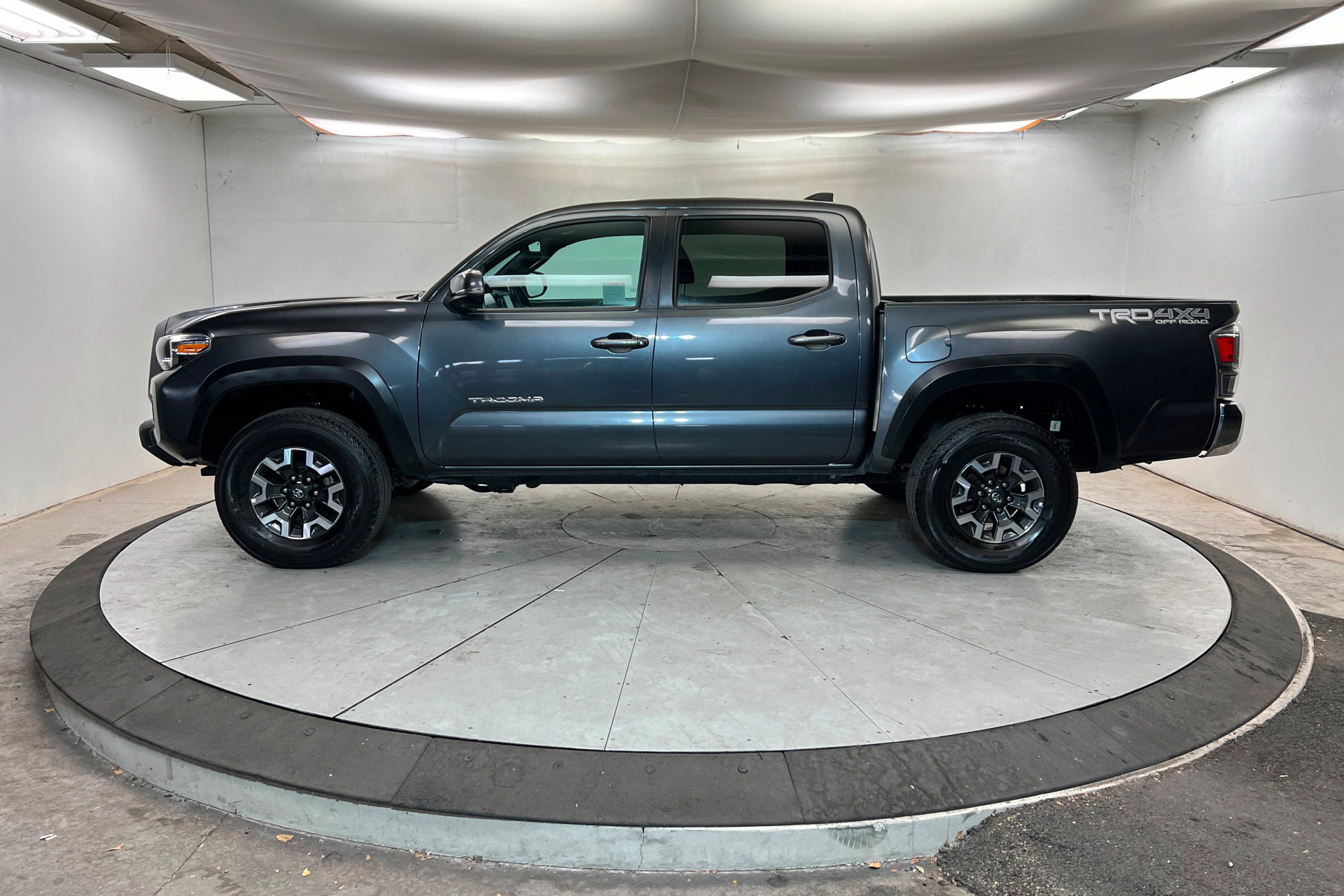 Used 2023 Toyota Tacoma TRD Off-Road image 2