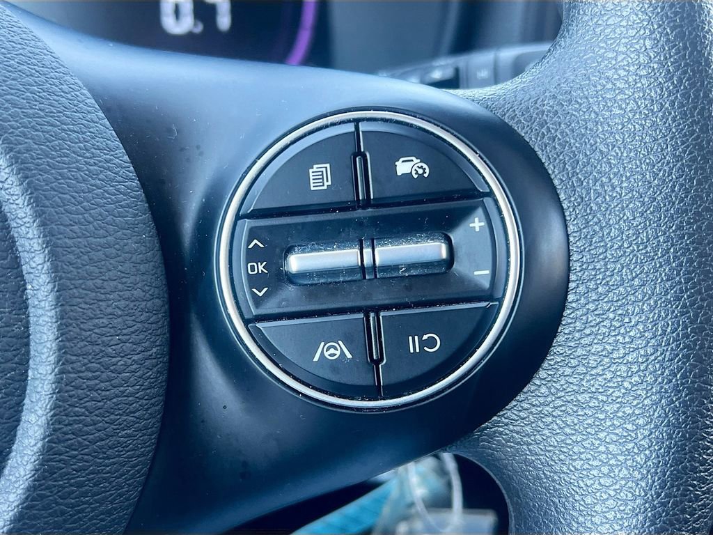 Used 2025 Kia Soul LX w/ LX Technology Package FWD image 13