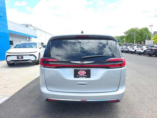 Used 2023 Chrysler Pacifica Touring-L FWD image 3