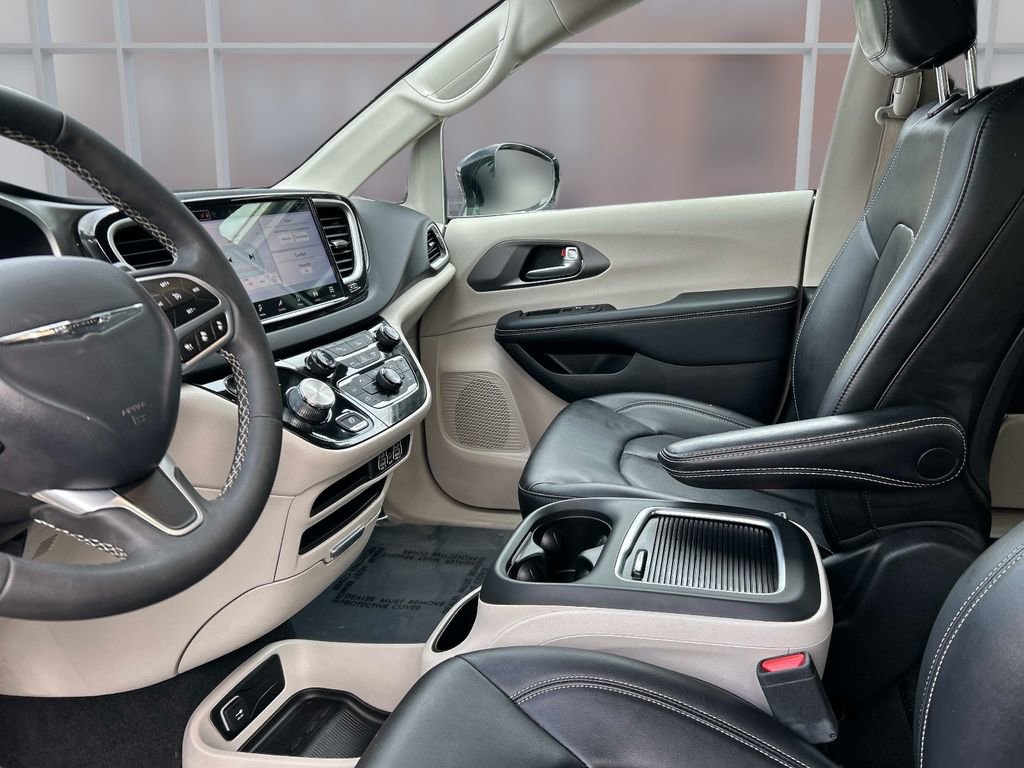 Used 2024 Chrysler Pacifica Touring-L image 23