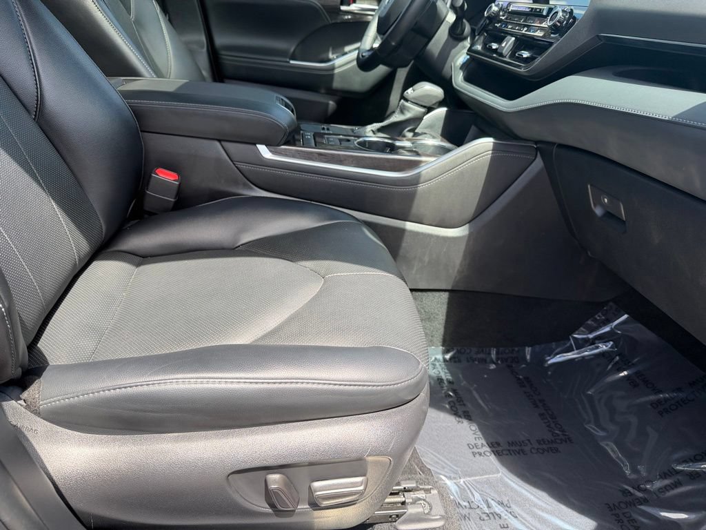 Used 2022 Toyota Highlander Limited FWD image 30