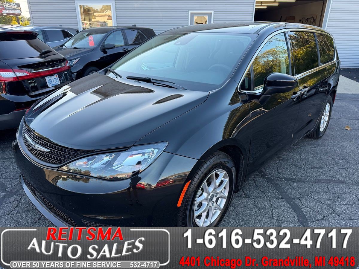 Used 2023 Chrysler Voyager LX FWD image 1