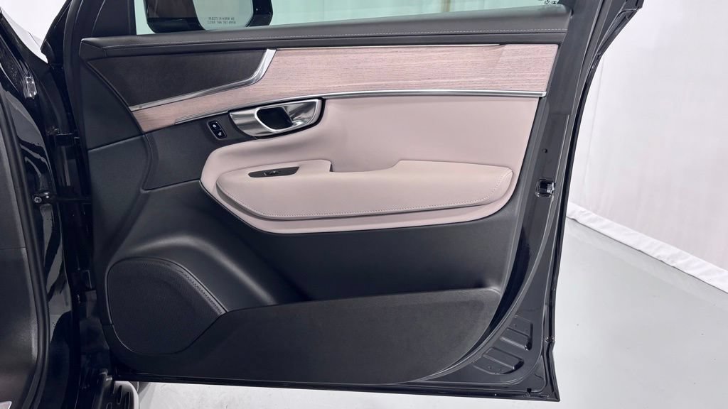 Certified 2025 Volvo XC90 B5 Plus AWD/4WD image 20