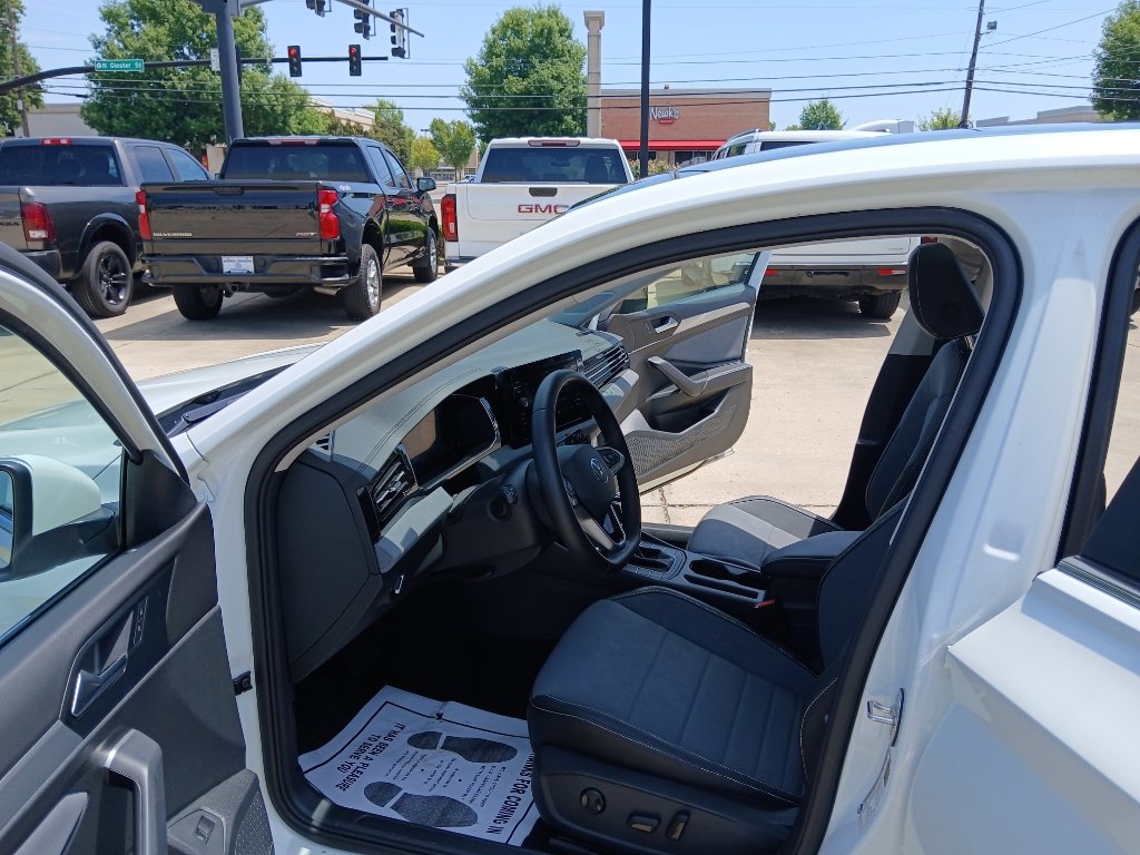 Certified 2025 Volkswagen Jetta SE w/ Sunroof Package FWD image 9