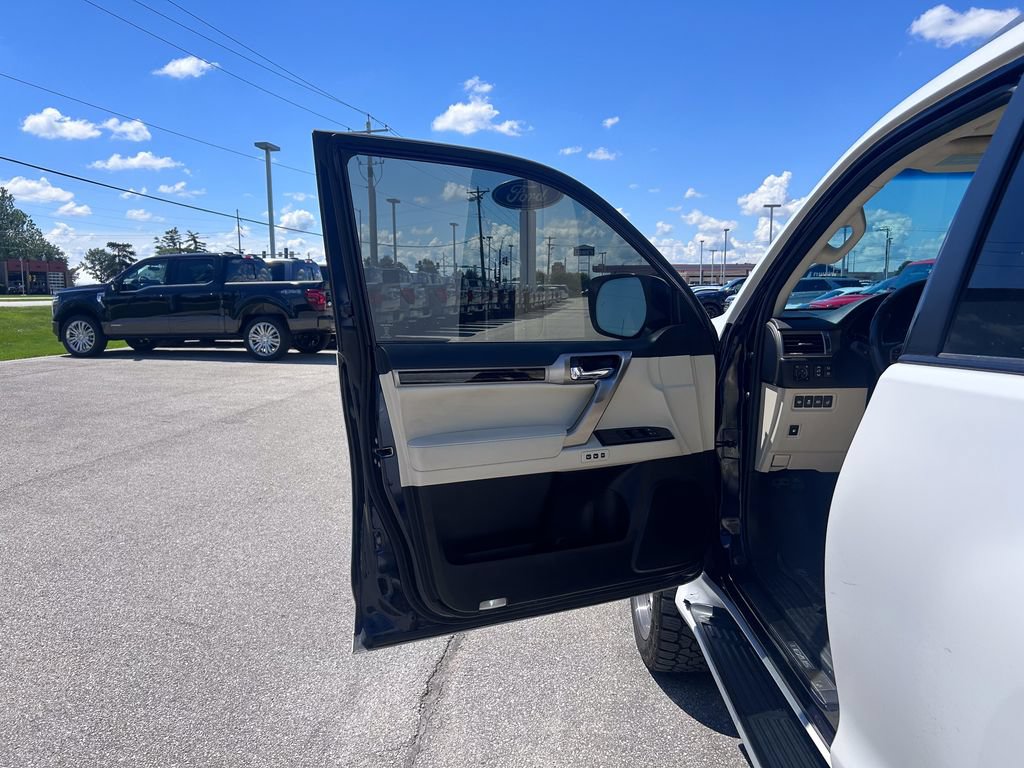 Used 2021 Lexus GX 460 Luxury w/ Sport Design Package AWD/4WD image 12