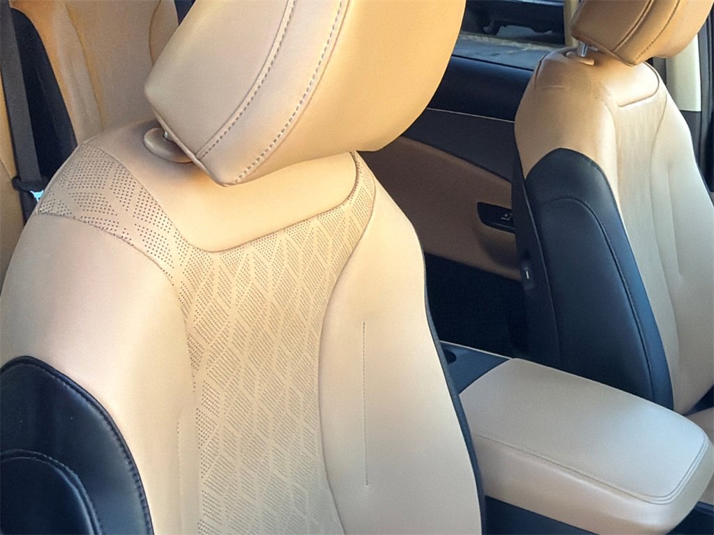 Used 2023 Kia Carnival LX image 11