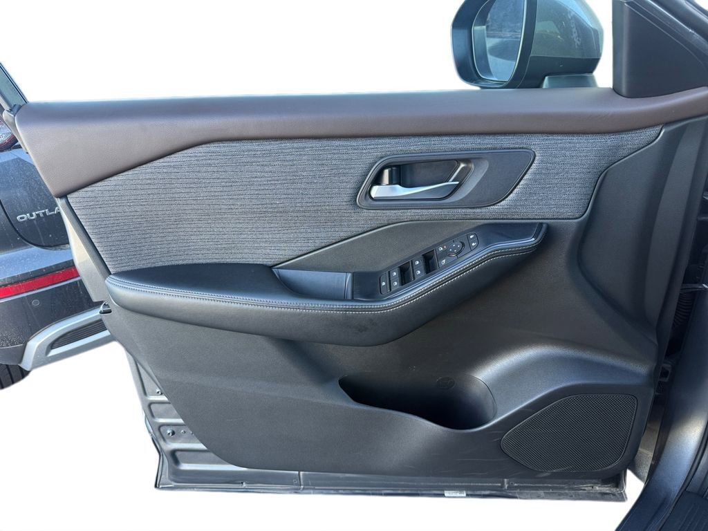 Used 2023 Nissan Rogue SV image 17