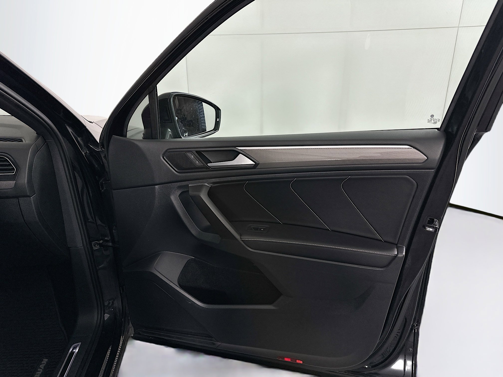 Used 2022 Volkswagen Tiguan SE R-Line image 34