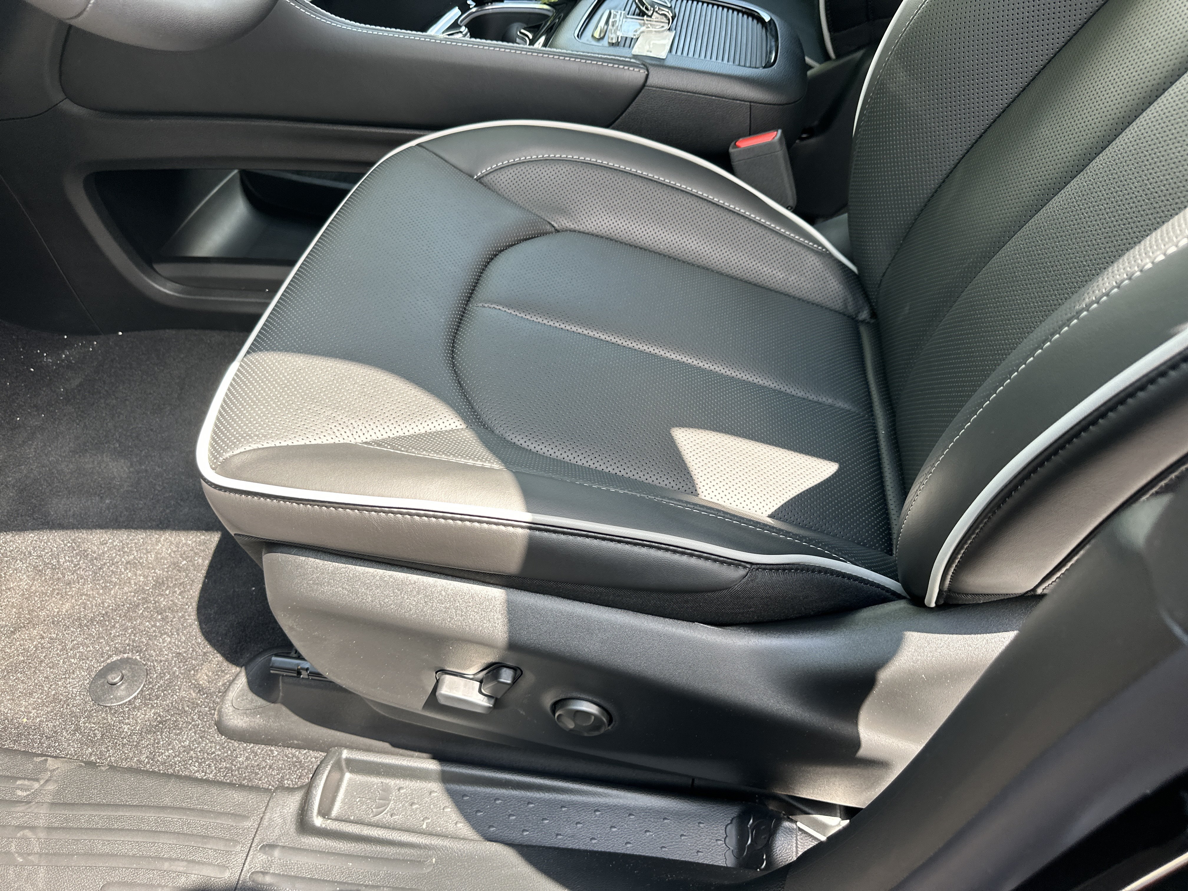 New 2027 Chrysler Pacifica Limited w/ Family Tech Group FWD image 23