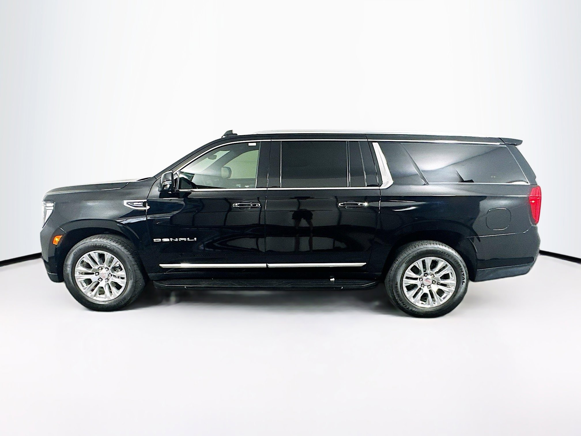 Used 2021 GMC Yukon XL Denali w/ Advanced Technology Package image 4