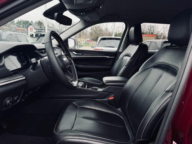 Certified 2024 Jeep Grand Cherokee Limited w/ Black Appearance Package AWD/4WD image 16