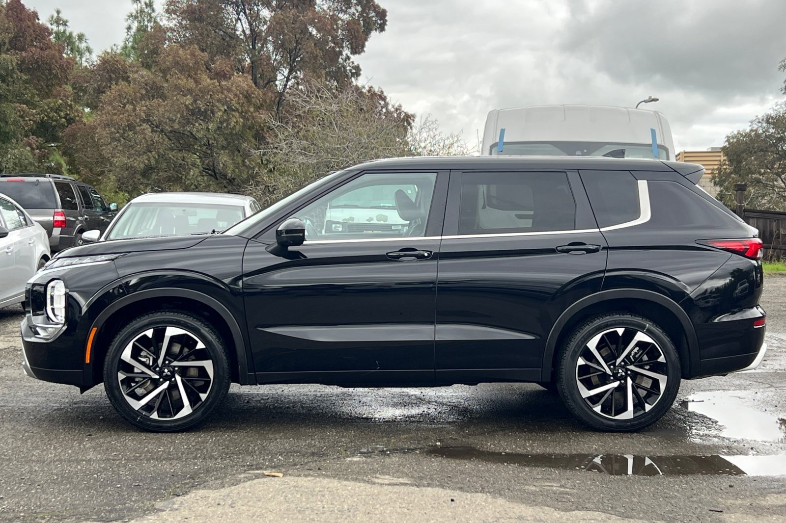 Used 2024 Mitsubishi Outlander SE image 7