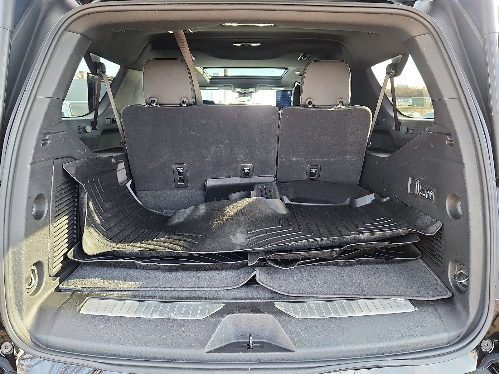 Used 2025 Chevrolet Suburban Premier image 36