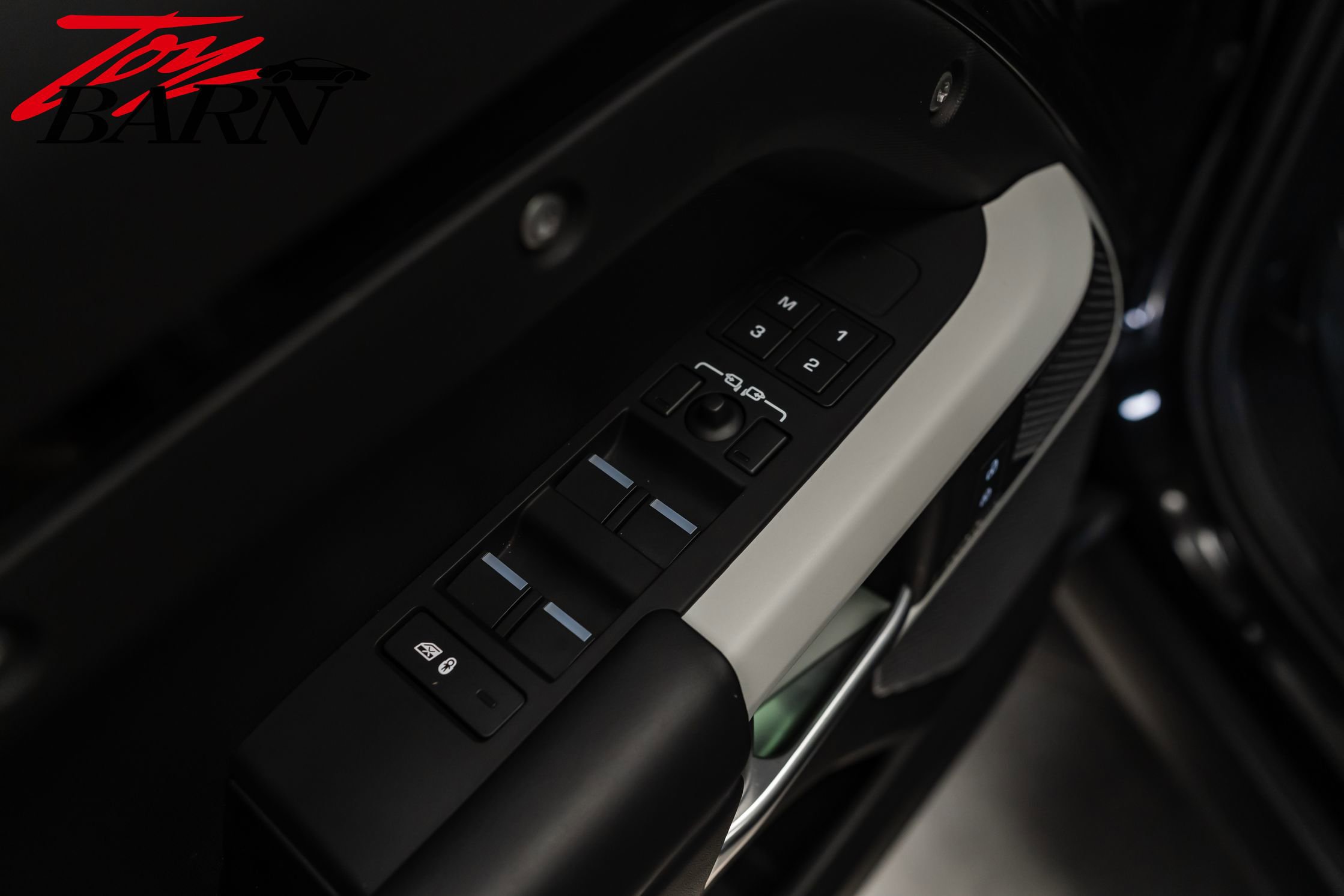 Used 2024 Land Rover Defender 110 SE image 20