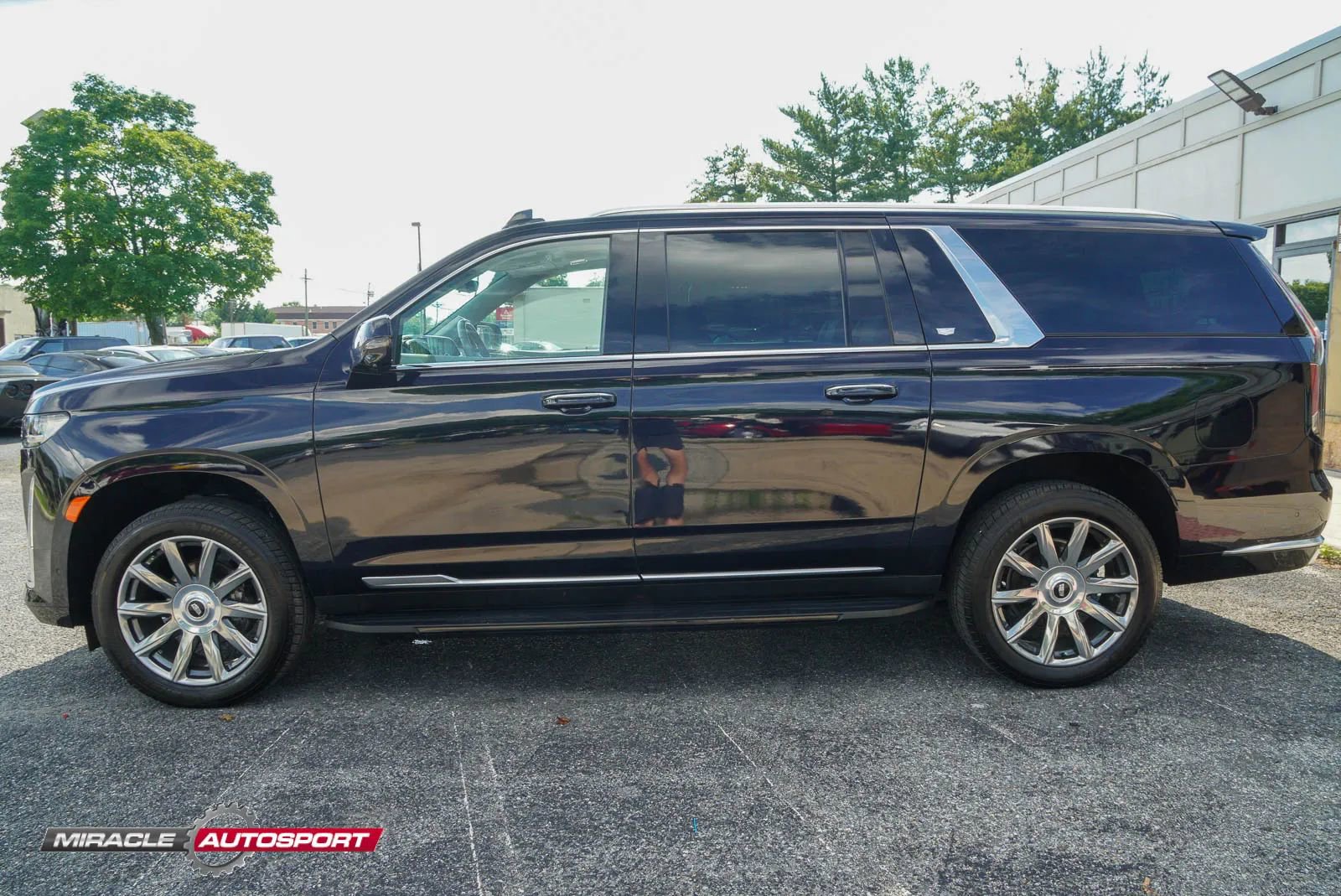 Used 2021 Cadillac Escalade ESV Premium Luxury Platinum AWD/4WD image 4