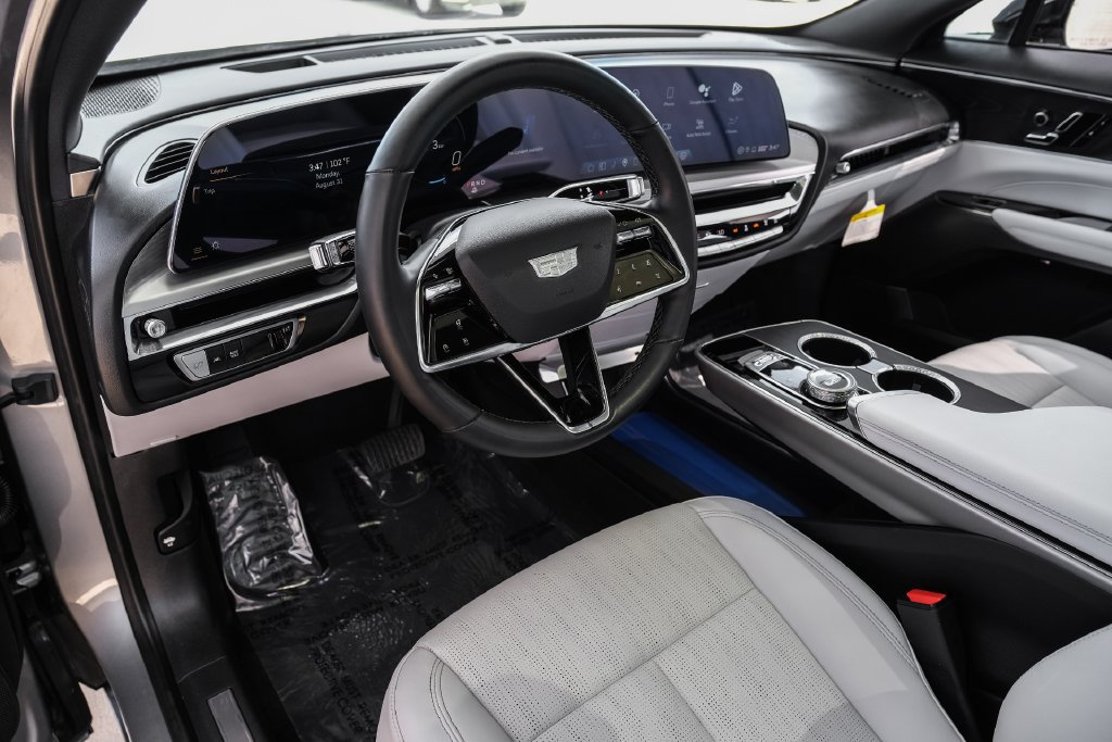 Used 2024 Cadillac Lyriq Luxury w/ LPO, Floor Liner Package RWD image 2