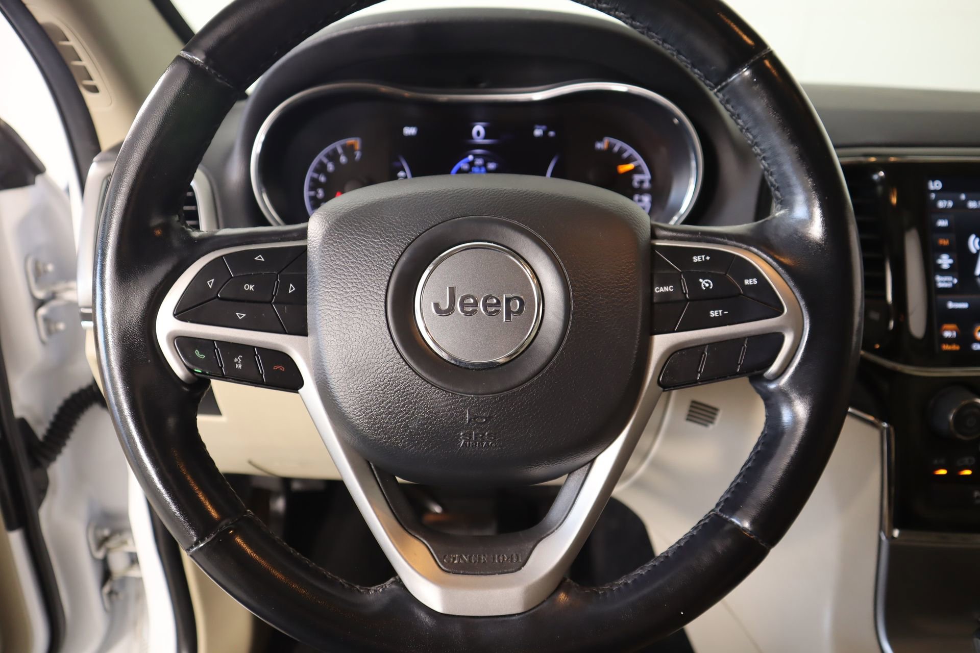 Used 2022 Jeep Grand Cherokee Limited RWD image 3