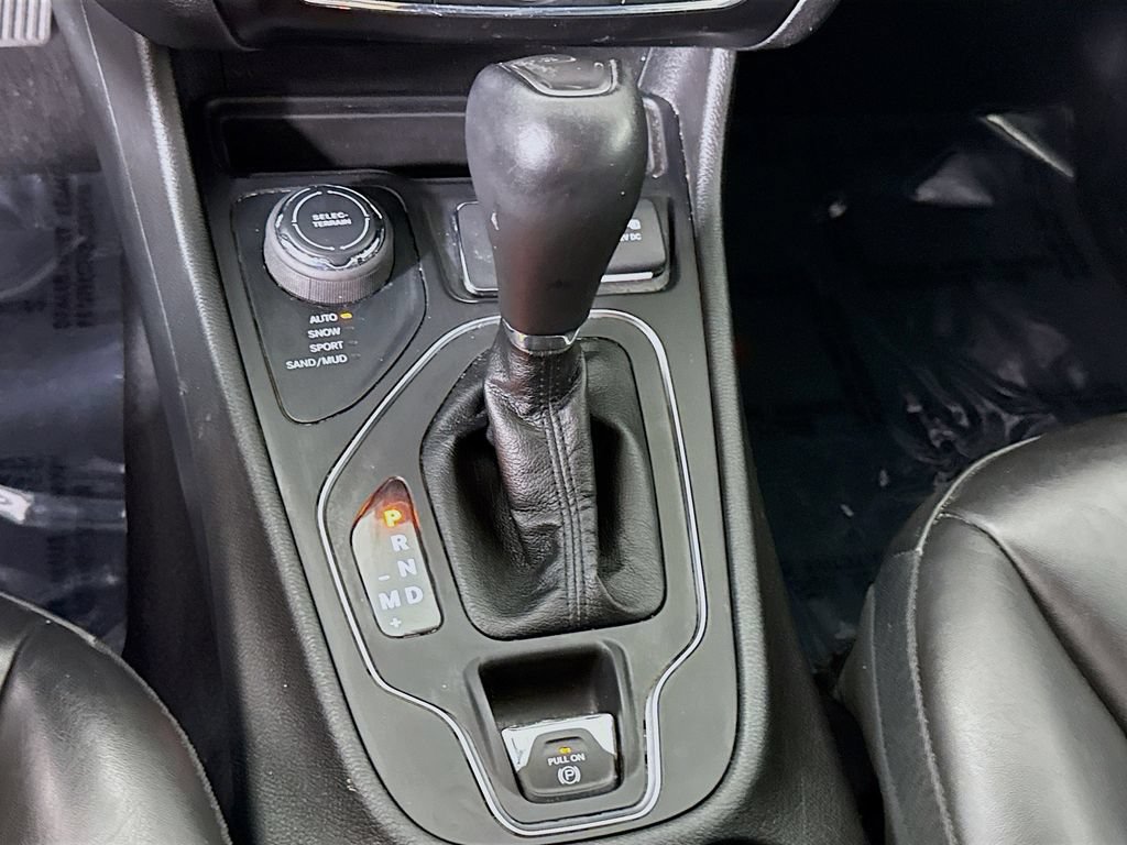 Used 2021 Jeep Cherokee Latitude Plus AWD/4WD image 10