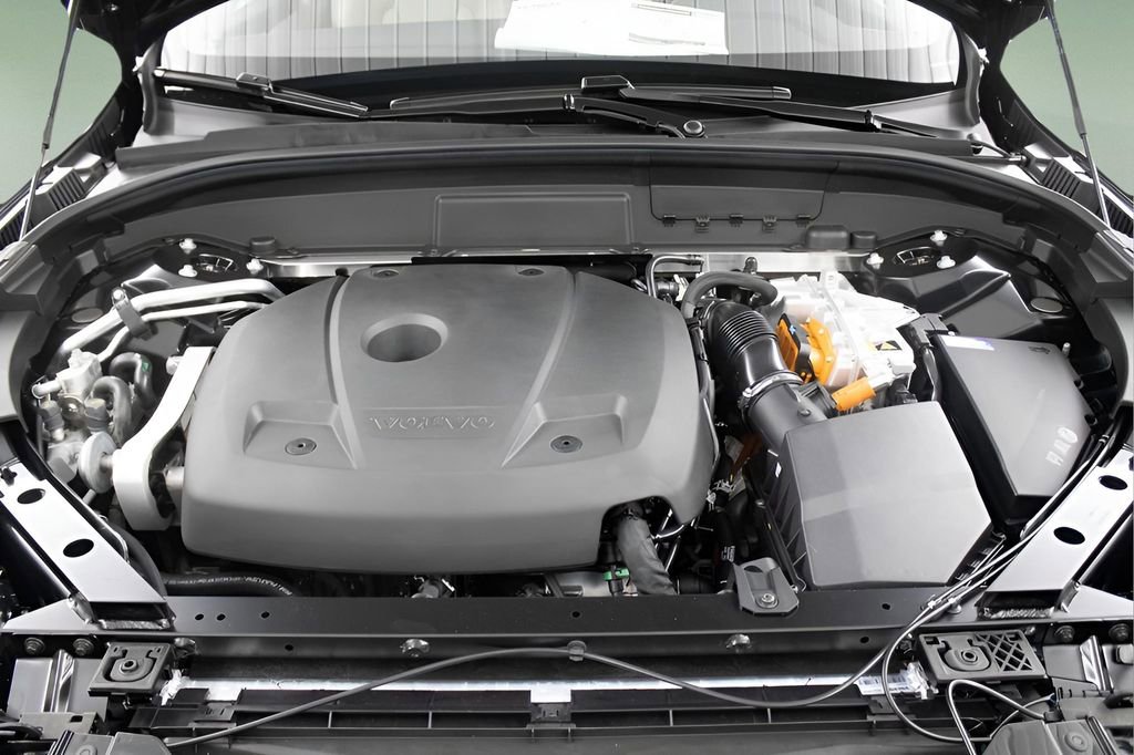 Certified 2025 Volvo XC60 T8 Plus w/ Protection Package Premier image 14