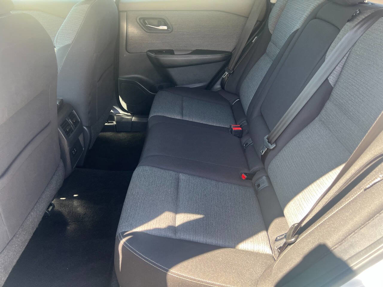 Used 2022 Nissan Rogue SV image 11