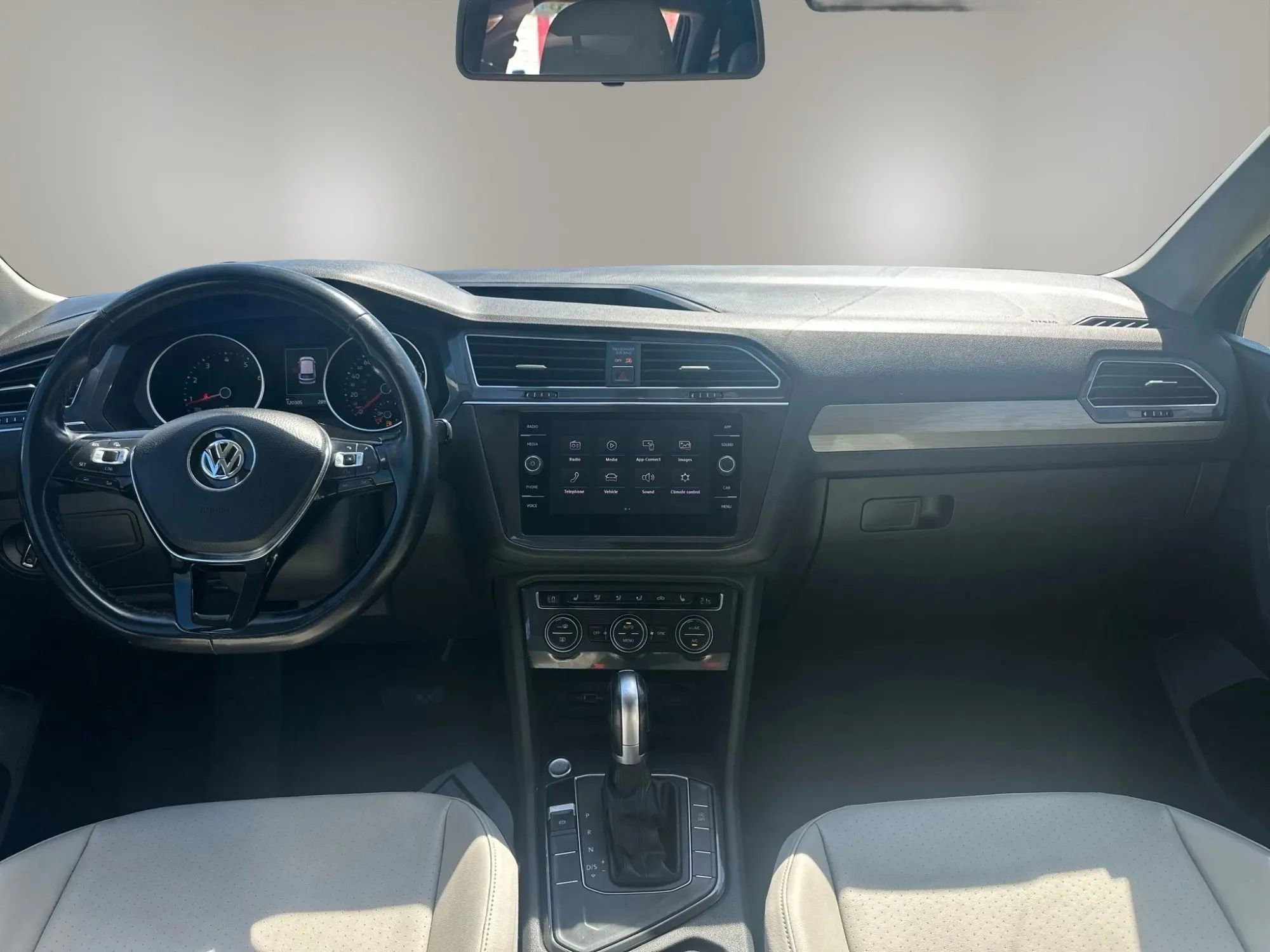 Used 2018 Volkswagen Tiguan SE image 16