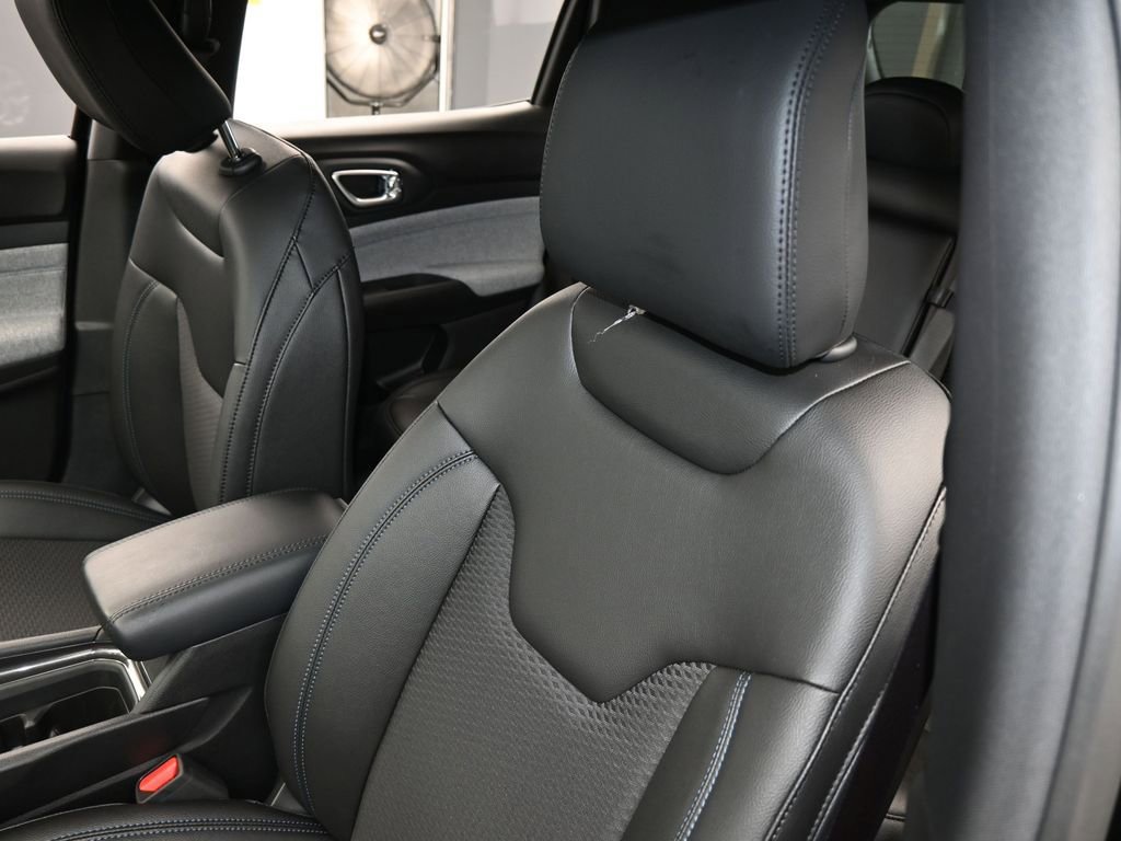 Used 2025 Jeep Compass Latitude image 14