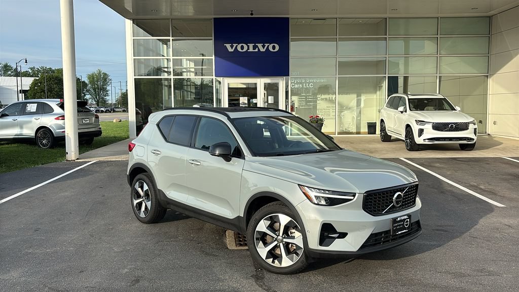 Certified 2025 Volvo XC40 B5 Plus AWD/4WD image 2