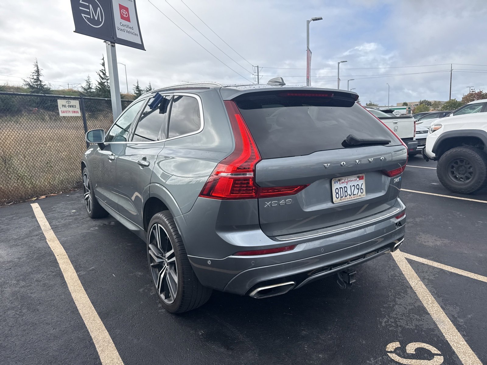 Used 2018 Volvo XC60 T6 R-Design w/ Convenience Package image 4