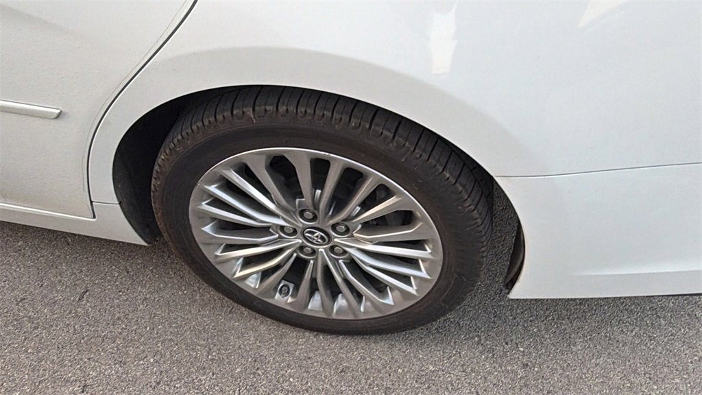 Used 2019 Toyota Avalon Limited image 9