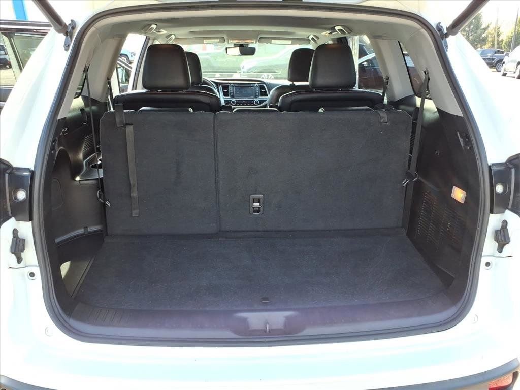 Used 2019 Toyota Highlander SE w/ Nightshade Edition image 18