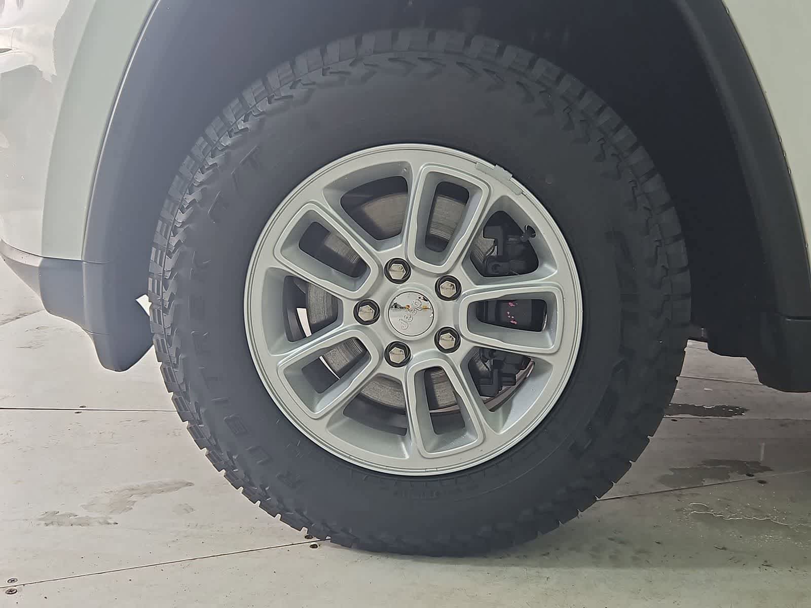 Used 2019 Jeep Grand Cherokee Laredo AWD/4WD image 13