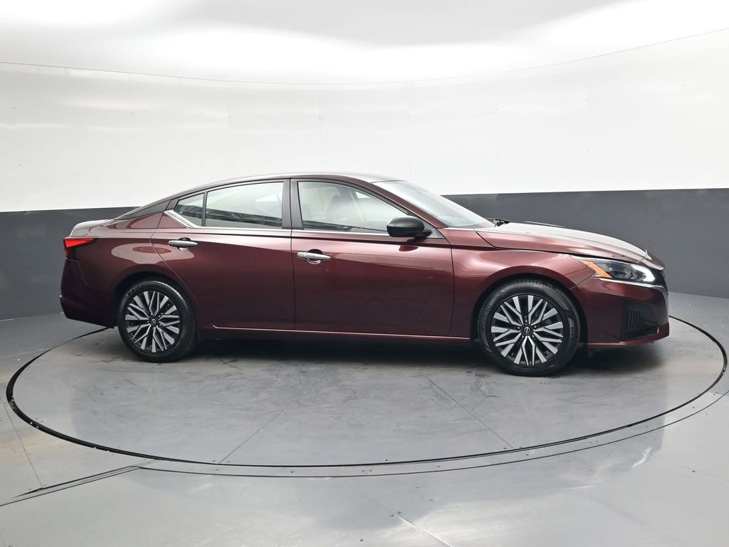 Used 2024 Nissan Altima 2.5 SV image 3