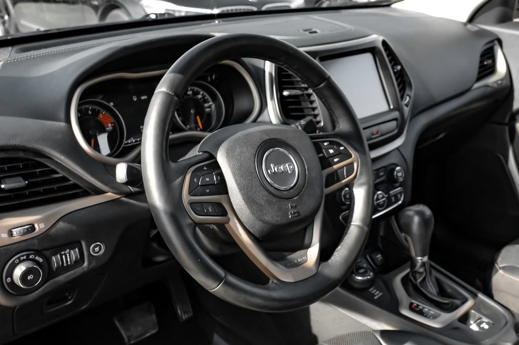 Used 2017 Jeep Cherokee Limited w/ Luxury Group AWD/4WD image 13