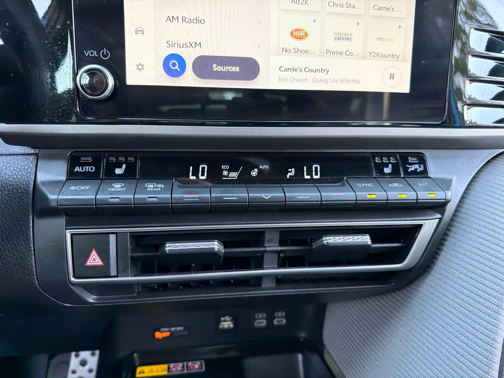 Used 2025 Toyota Camry SE w/ Convenience Package FWD image 12
