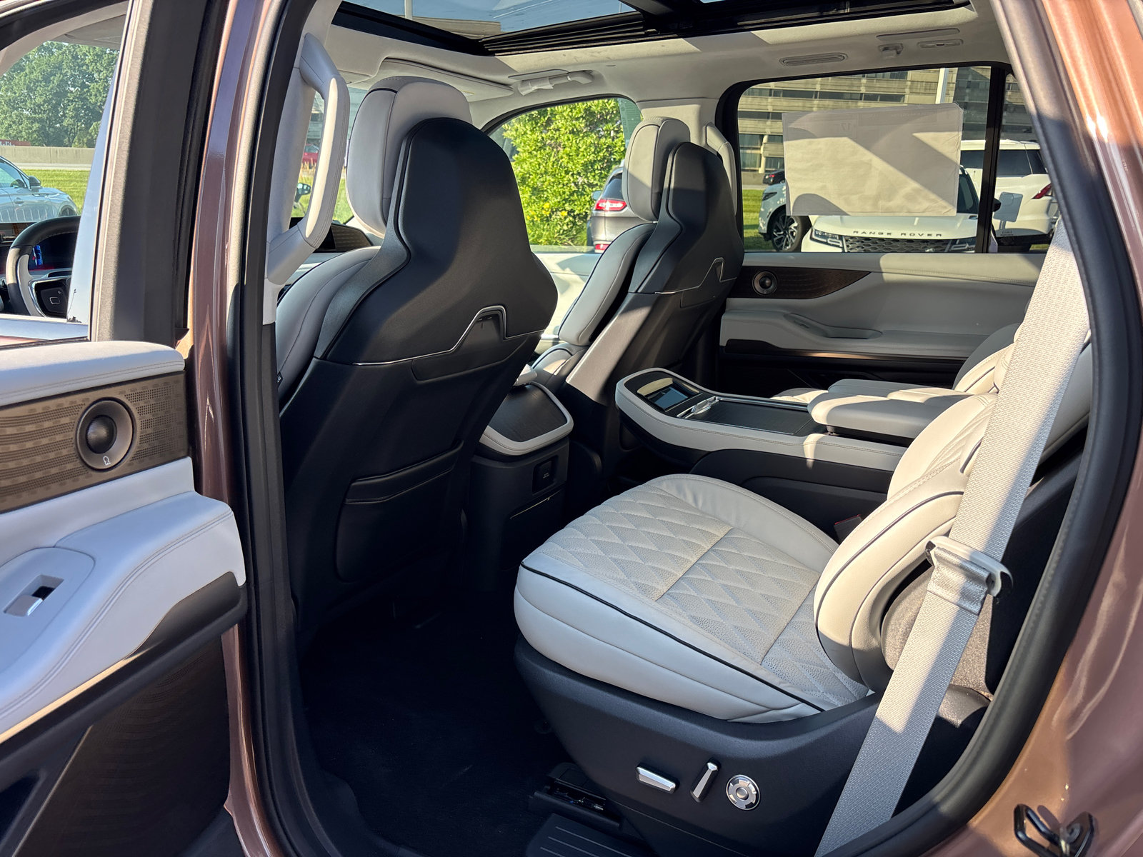 New 2026 Lincoln Navigator Black Label w/ Black Label Special Edition AWD/4WD image 27