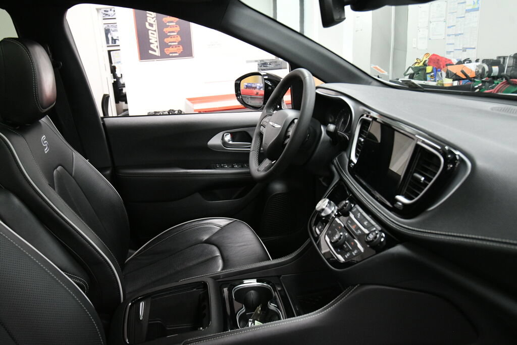 Used 2025 Chrysler Pacifica Limited FWD image 33