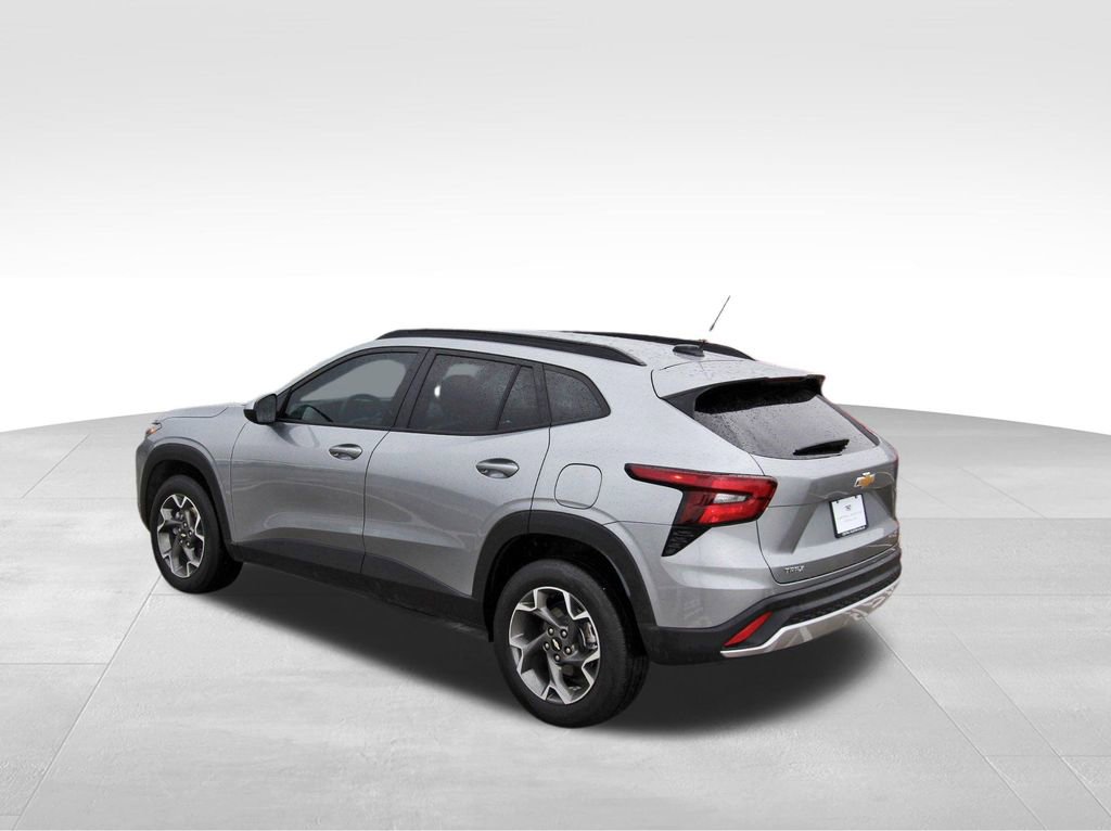 Used 2025 Chevrolet Trax LT w/ Driver Confidence Package image 3